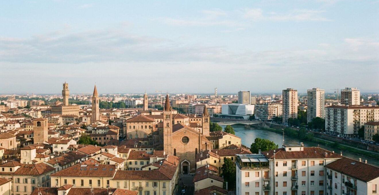 Panorama urbano italiano con edifici residenziali moderni e storici, mercato immobiliare