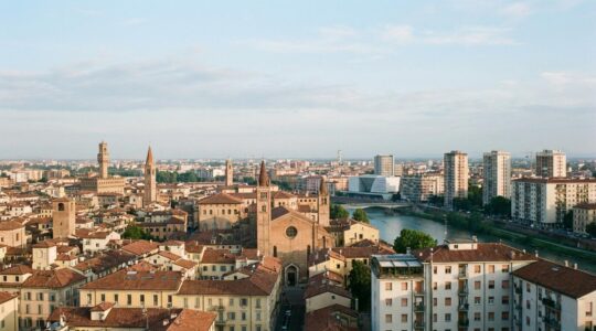 Panorama urbano italiano con edifici residenziali moderni e storici, mercato immobiliare